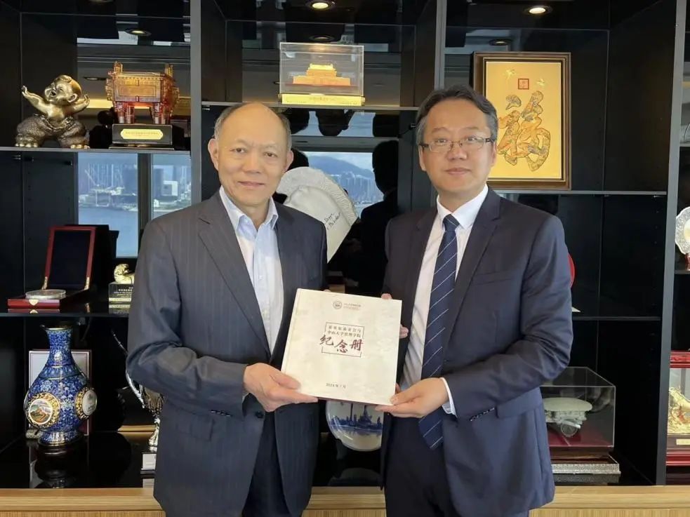 中山大學(xué)管理學(xué)院張俊生院長(zhǎng)一行赴港拜訪霍震寰先生和霍啟文先生