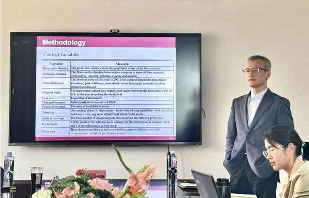 德克薩斯大學(xué)達(dá)拉斯分校夏軍教授做客上海管理論壇分享 《愛(ài)得深，罰得重：ESG違規(guī)企業(yè)之間國(guó)家政治親和力的對(duì)立觀點(diǎn)》