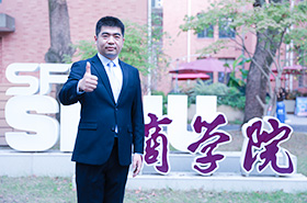 商學(xué)院之聲 | 專訪上海師范大學(xué)商學(xué)院黨委副書記傅毅教授：AI驅(qū)動(dòng)教學(xué)革新，全面提升學(xué)生管理創(chuàng)新能力與人文素養(yǎng)。